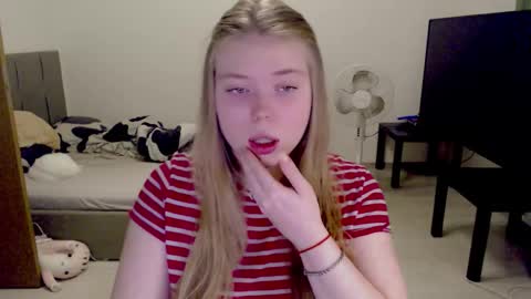 Snapshot of kitten_jenny01 chatting on 11.11.25 Jennyblonde and Emmabrunette online show from 11.11.25