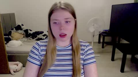 Snapshot of kitten_jenny01 chatting on 11.22.25 Jennyblonde and Emmabrunette online show from 11.22.25