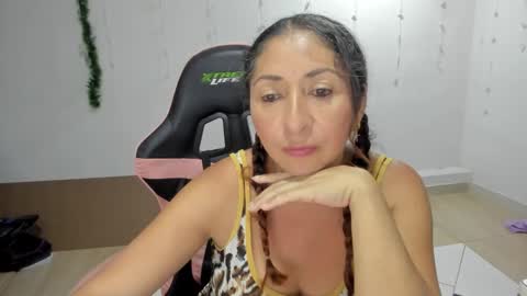 Snapshot of kitty_violet_ chatting on 01.15.25 violet online show from 01.15.25