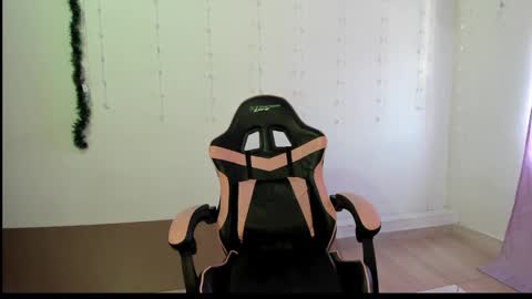 Snapshot of kitty_violet_ chatting on 01.19.25 violet online show from 01.19.25