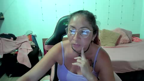 Snapshot of kitty_violet_ chatting on 01.28.25 violet online show from 01.28.25