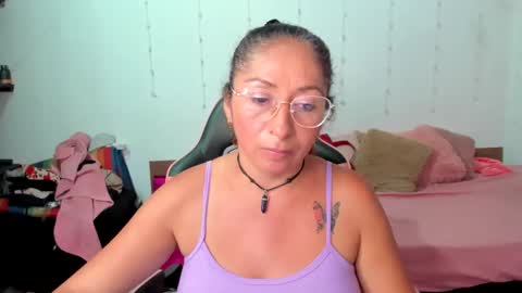 Snapshot of kitty_violet_ chatting on 01.28.25 violet online show from 01.28.25