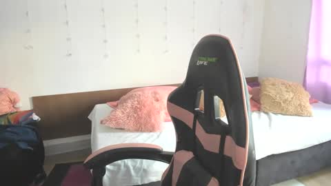 Snapshot of kitty_violet_ chatting on 02.04.25 violet online show from 02.04.25