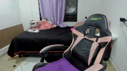 Snapshot of kitty_violet_ chatting on 02.18.25 violet online show from 02.18.25