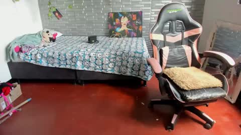 Snapshot of kitty_violet_ chatting on 09.27.25 violet online show from 09.27.25