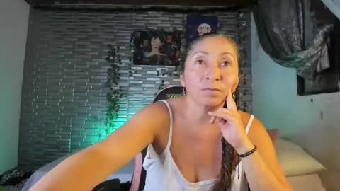 Snapshot of kitty_violet_ chatting on 10.21.25 violet online show from 10.21.25