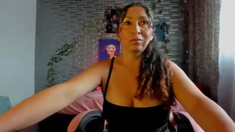 Snapshot of kitty_violet_ chatting on 11.14.25 violet online show from 11.14.25