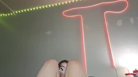 Snapshot of kittykat_1999 chatting on 10.19.25 kittykat 1999 online show from 10.19.25