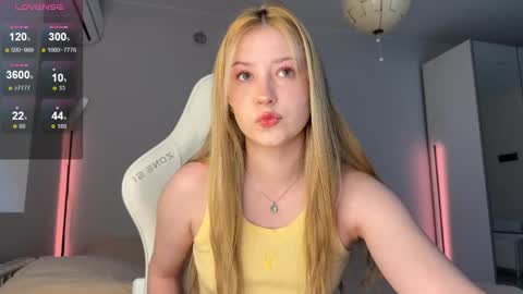 Snapshot of kittyloffe chatting on 06.04.26 Monika online show from 06.04.26