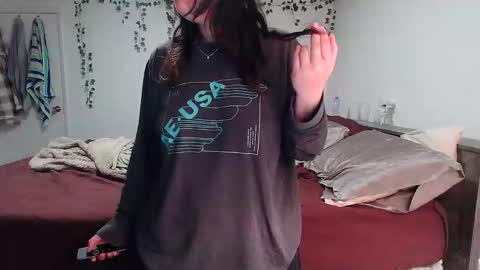 Snapshot of kittyymaze chatting on 12.17.25 Kittyymaze online show from 12.17.25