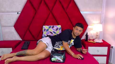 Snapshot of kity_spiderr chatting on 11.29.25 Luisa y Jairo online show from 11.29.25