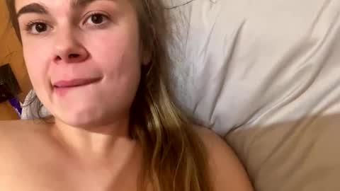 Snapshot of kiwihoneys69 chatting on 12.18.25 kiwihoneys69 online show from 12.18.25