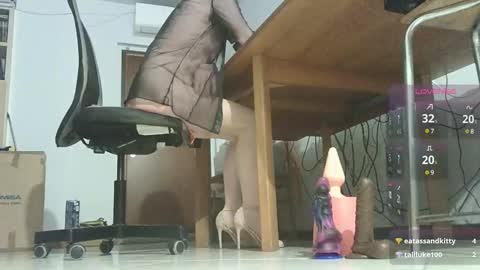 Snapshot of klaudiacd chatting on 12.27.24 Klaudia online show from 12.27.24