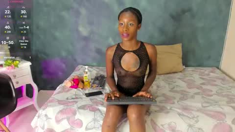 K L O E online show from 11.22.25