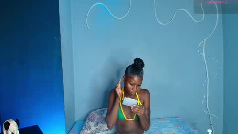 K L O E online show from 12.15.25