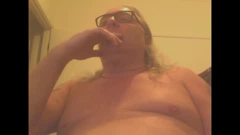 Snapshot of knobout chatting on 01.05.25 knobout online show from 01.05.25