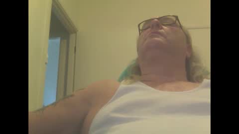 Snapshot of knobout chatting on 01.20.25 knobout online show from 01.20.25