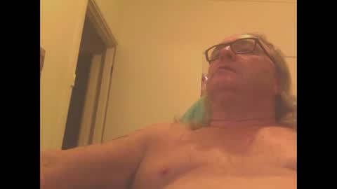 Snapshot of knobout chatting on 03.05.25 knobout online show from 03.05.25