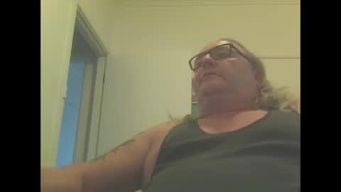 Snapshot of knobout chatting on 03.08.25 knobout online show from 03.08.25