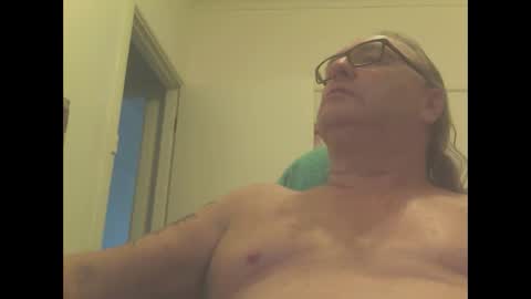 Snapshot of knobout chatting on 03.10.25 knobout online show from 03.10.25