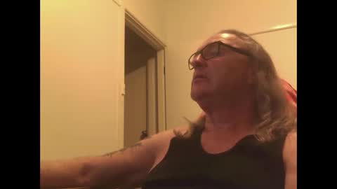 Snapshot of knobout chatting on 10.09.25 knobout online show from 10.09.25