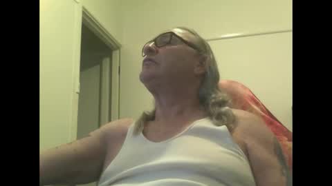 Snapshot of knobout chatting on 10.14.25 knobout online show from 10.14.25