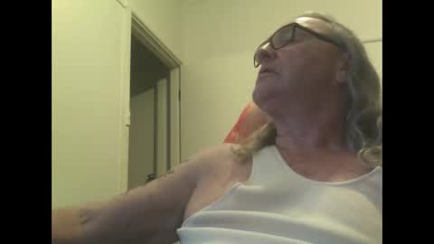 Snapshot of knobout chatting on 10.26.25 knobout online show from 10.26.25