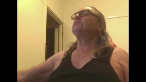 Snapshot of knobout chatting on 11.01.25 knobout online show from 11.01.25