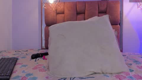 Snapshot of kristakinnky chatting on 09.23.25 BETANIA online show from 09.23.25