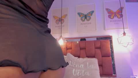 Snapshot of kristakinnky chatting on 09.29.25 BETANIA online show from 09.29.25