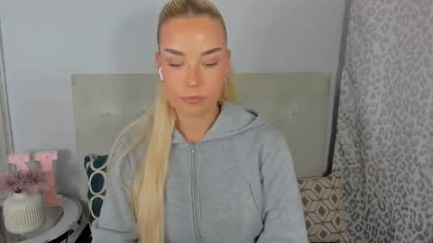 Snapshot of kristyflowers chatting on 05.11.26 KristyFlowers online show from 05.11.26