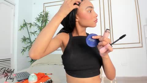 Snapshot of kristyl_paez chatting on 11.18.25 Cristina online show from 11.18.25