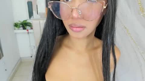 Snapshot of kristyl_paez chatting on 11.19.25 Cristina online show from 11.19.25