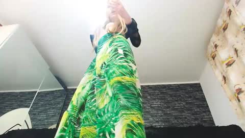 Snapshot of krystal_desire chatting on 12.07.24 krystal desire online show from 12.07.24