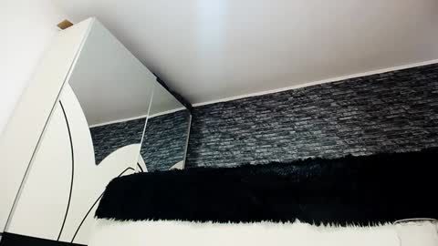 Snapshot of krystal_desire chatting on 12.22.24 krystal desire online show from 12.22.24