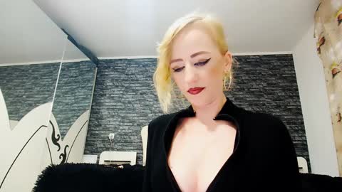 Snapshot of krystal_desire chatting on 12.27.24 krystal desire online show from 12.27.24