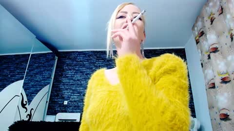 Snapshot of krystal_desire chatting on 01.12.25 krystal desire online show from 01.12.25