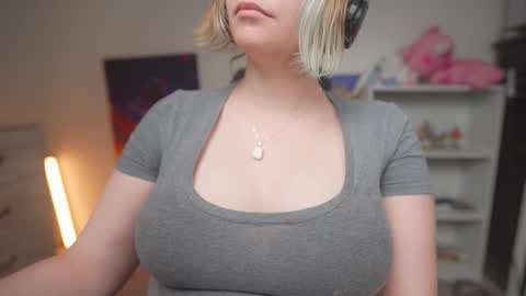 Snapshot of krystalsyxx chatting on 11.15.25 Krystal Syx online show from 11.15.25