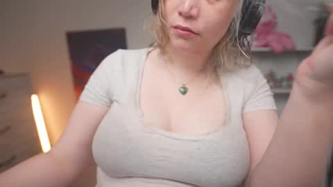 Snapshot of krystalsyxx chatting on 11.26.25 Krystal Syx online show from 11.26.25