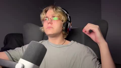 Snapshot of kulik_hoesos chatting on 10.29.25 Esdxr online show from 10.29.25