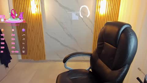 Snapshot of kylie_jones6 chatting on 09.18.25 KYLIE online show from 09.18.25