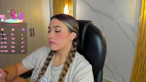 Snapshot of kylie_jones6 chatting on 09.23.25 KYLIE online show from 09.23.25