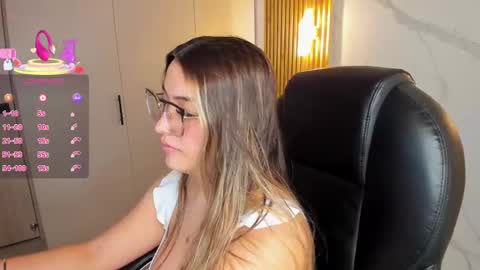 Snapshot of kylie_jones6 chatting on 09.25.25 KYLIE online show from 09.25.25