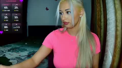 Snapshot of kylieoneadams chatting on 11.07.25 kylie online show from 11.07.25