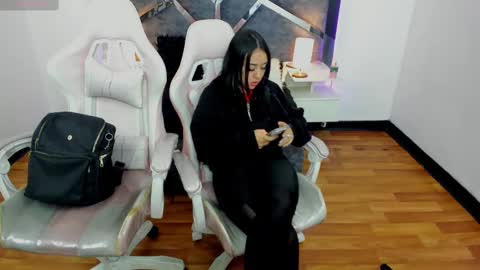  L A R A   online show from 03.04.25