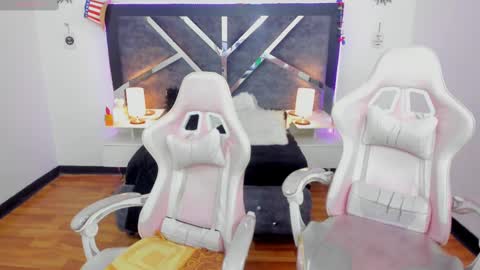  L A R A   online show from 03.06.25