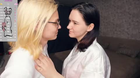 Violet and Isabel online show from 05.18.26