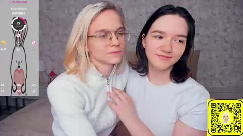 Violet and Isabel online show from 06.09.26