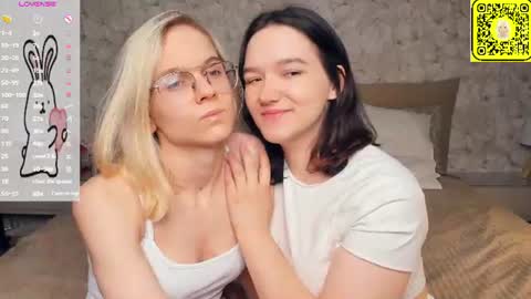 Violet and Isabel online show from 06.25.26