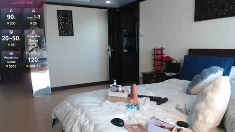 Snapshot of ladii_mia chatting on 03.05.25 Mia online show from 03.05.25